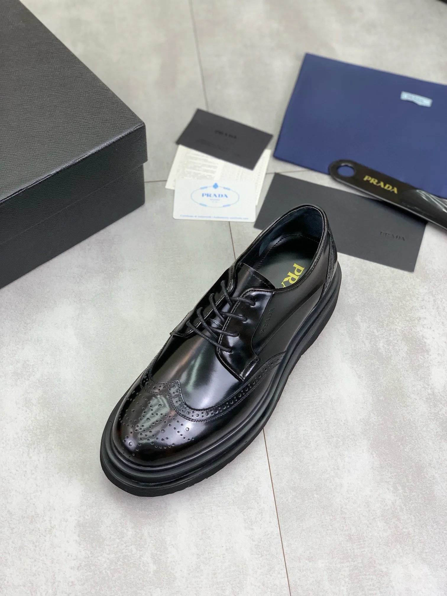 Factory price P880 💰Original quality, top version🔱 ＰＲＡＤＡPrada. Men's business casual leather shoes, top quality products. 1:1 shipment⬆️Luxurious and noble👞All imported original brand fabrics, just to create a more comfortable wearing experience. Upper: Original comfortable open edge bead-rubbed calf leather➕Top imported water-dyed full cow lining, original lightweight and comfortable TPU foam combination bottom✔️Code number: 39-44 (38.45 can be customized)